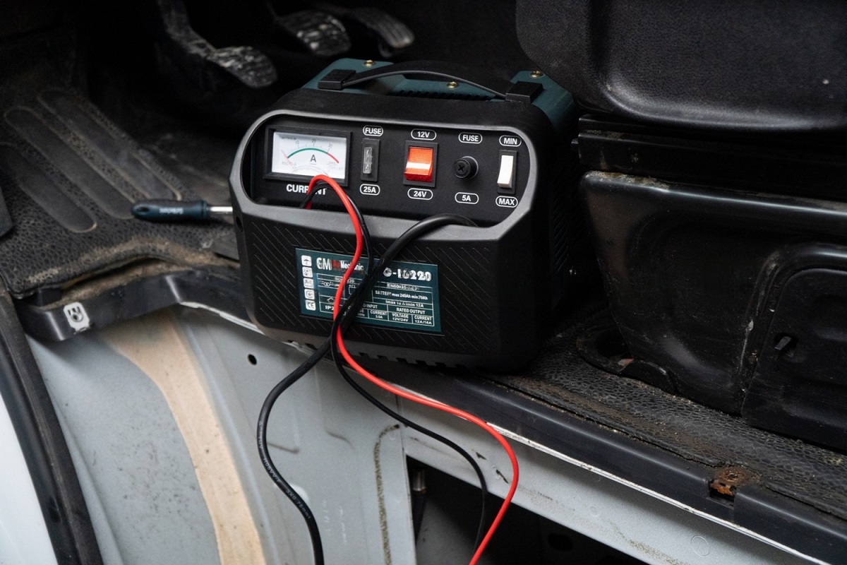 Як зарядити автомобільний акумулятор зарядним пристроєм